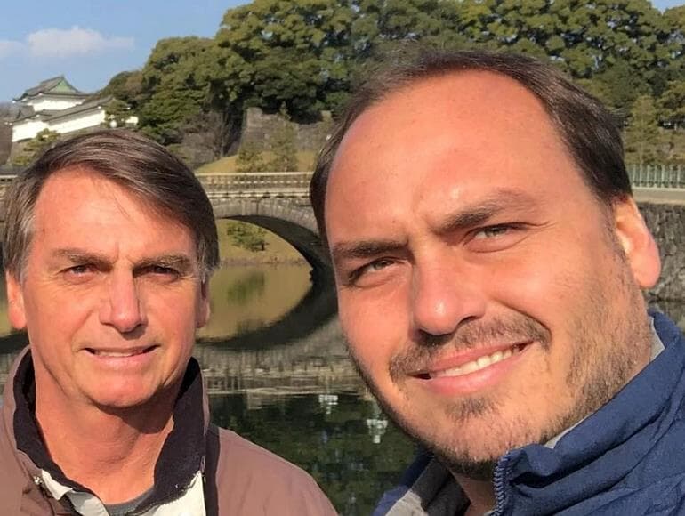 Carlos Bolsonaro confunde gesto de ex-BBB com apoio a Lula