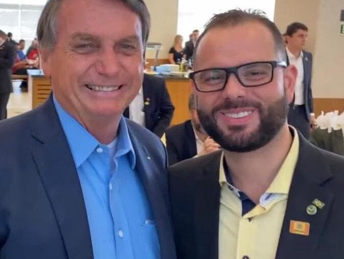 Secretário de Bolsonaro entrega prêmio de "maior pescador de traíras"