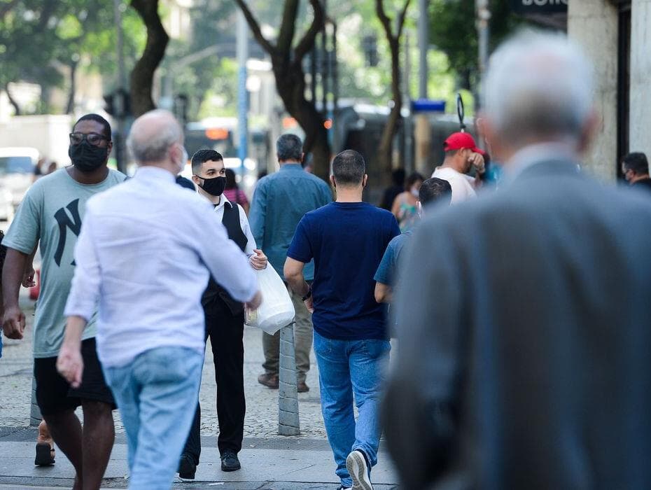 Desemprego cai para 11,2% em janeiro. Renda encolhe 9,7% em um ano