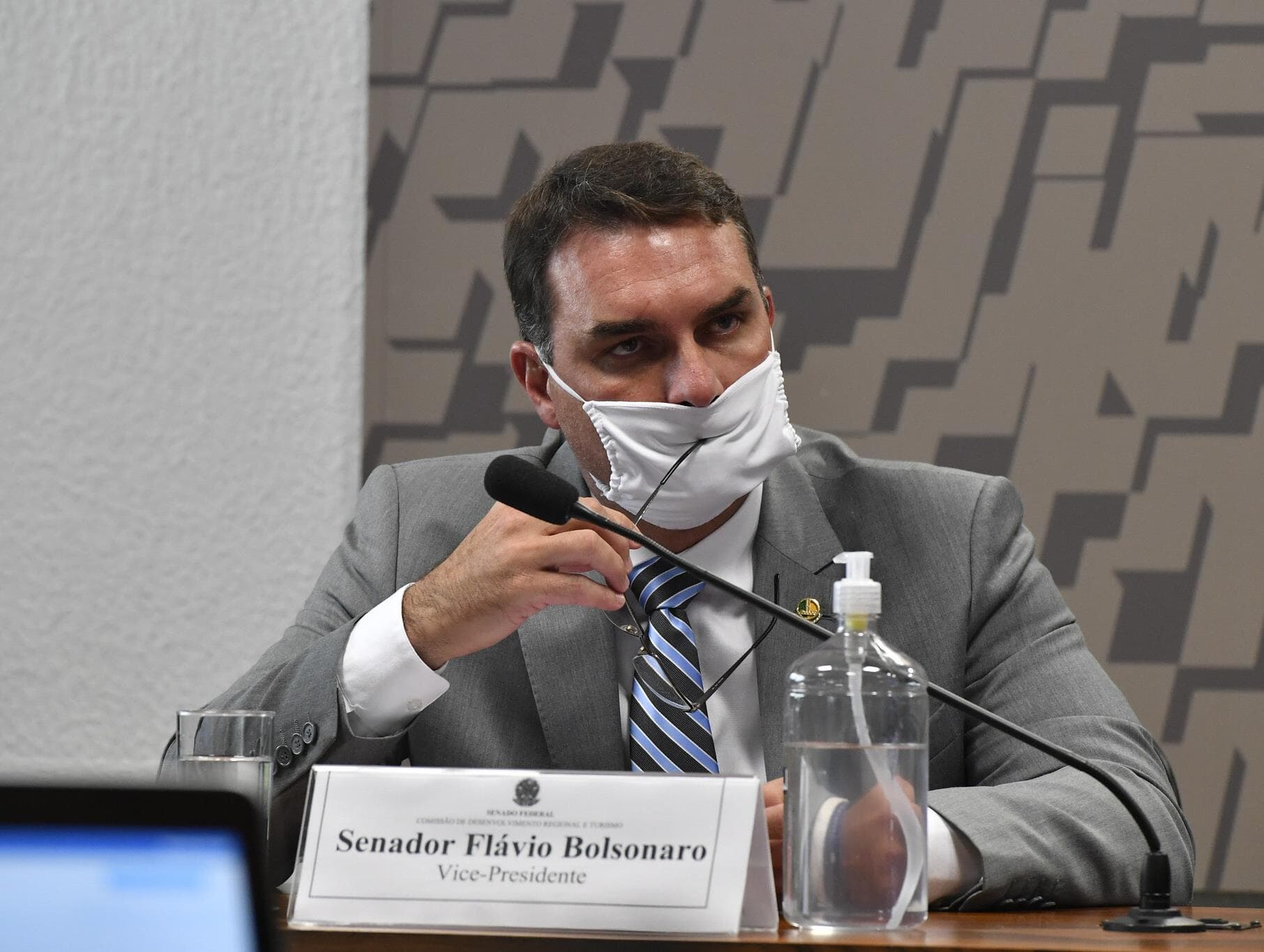 Flávio Bolsonaro mobilizou Receita para anular investigações sobre "rachadinhas"