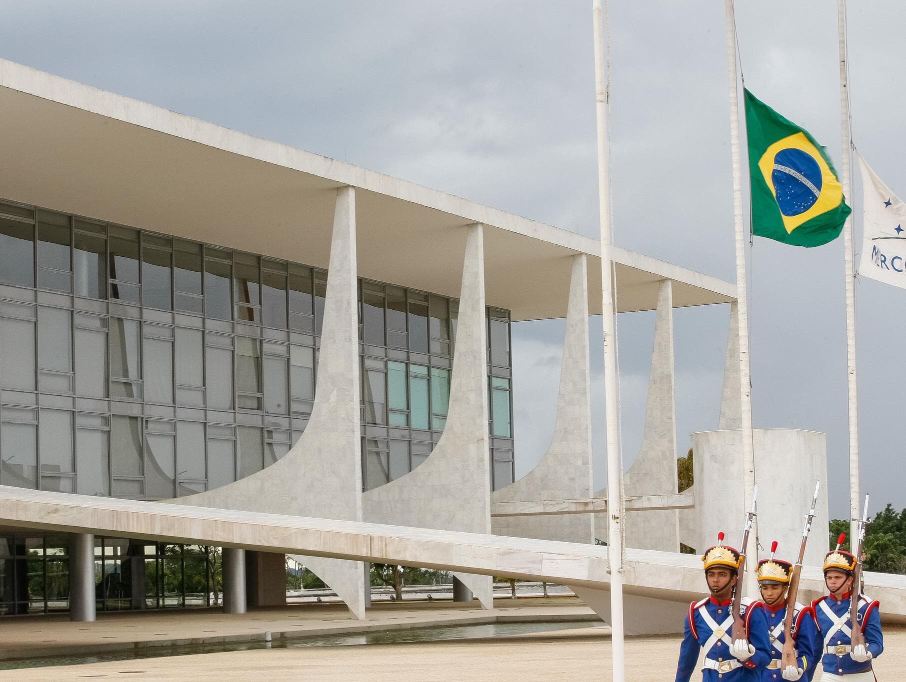 Bolsonaro decreta luto oficial pela morte de Olavo de Carvalho