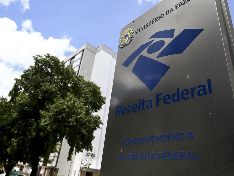 Mais de 600 auditores entregam cargos na Receita Federal