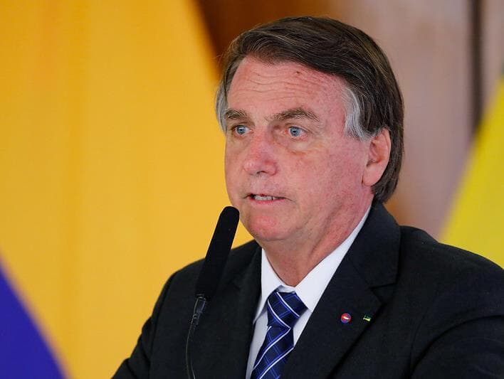 Facebook remove live em que Bolsonaro associa vacina da covid à Aids