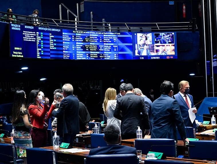 Plenário do Senado adia votação do marco do setor ferroviário