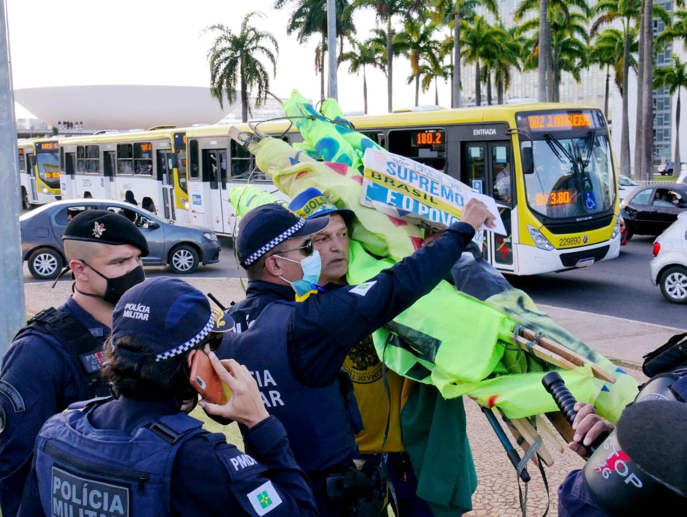 Ato de indígenas contra marco temporal tem confusão com bolsonaristas