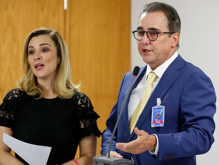 CPI aprova convocação de Karina Kufa, advogada da família Bolsonaro