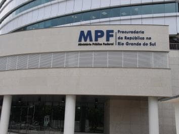 MPF ajuíza ação contra ministros e parlamentares por descumprimento de medidas contra covid-19