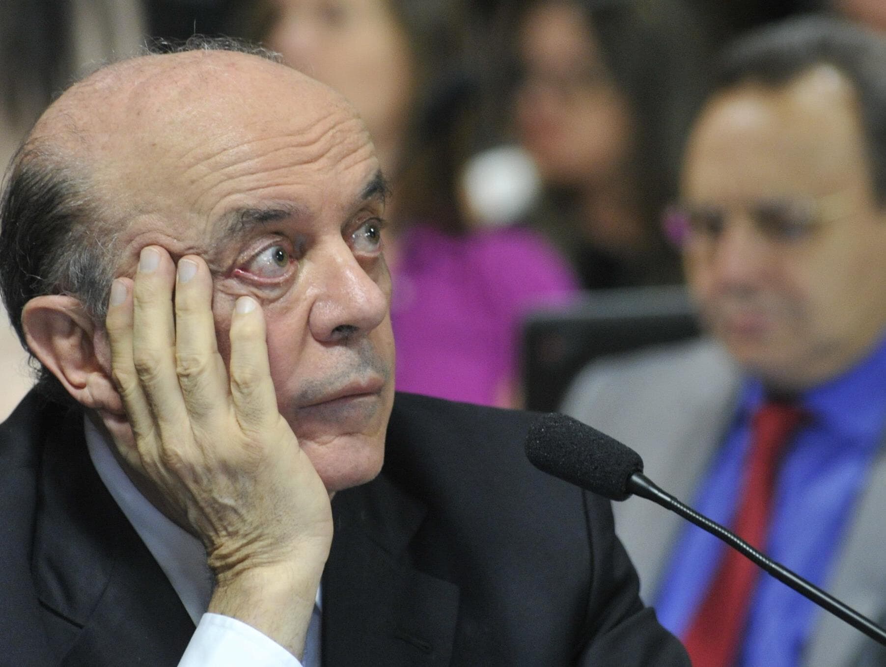 Com Parkinson, José Serra se licencia do Senado