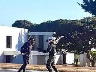 Manifestante é preso em desfile militar na Esplanada