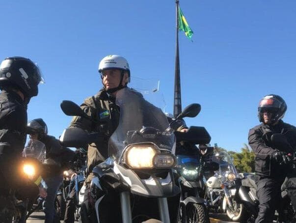 Bolsonaro percorre o DF em nova motociata e leva apoiadores às ruas