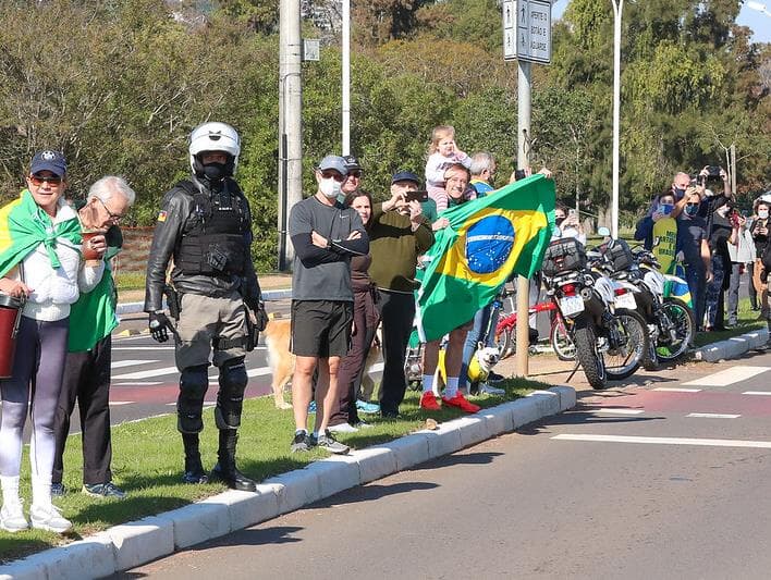 Mulher é presa ao protestar durante motociata em Porto Alegre. Veja vídeo