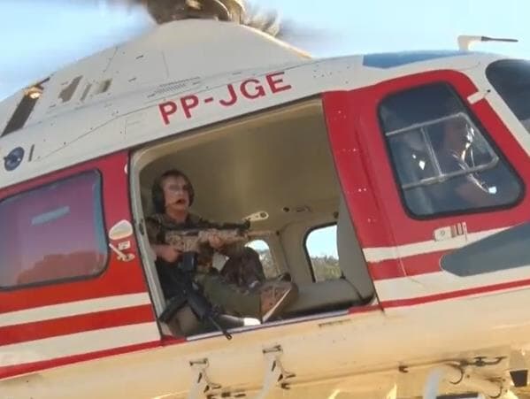 Com fuzil e helicóptero, deputada sai "à caça" de Lázaro. Veja vídeo