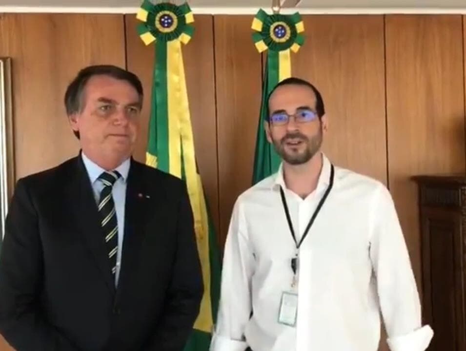 Senadores querem convocar Arthur Weintraub na CPI por "assessoria extraoficial"