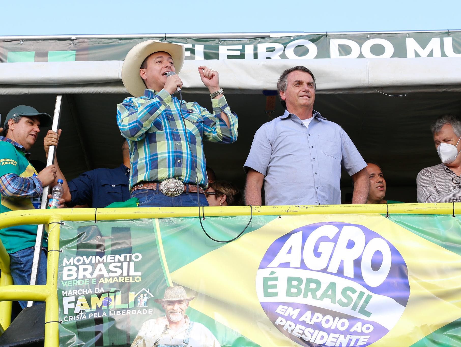 Narrador de manifestação pró-governo é garoto propaganda da Caixa