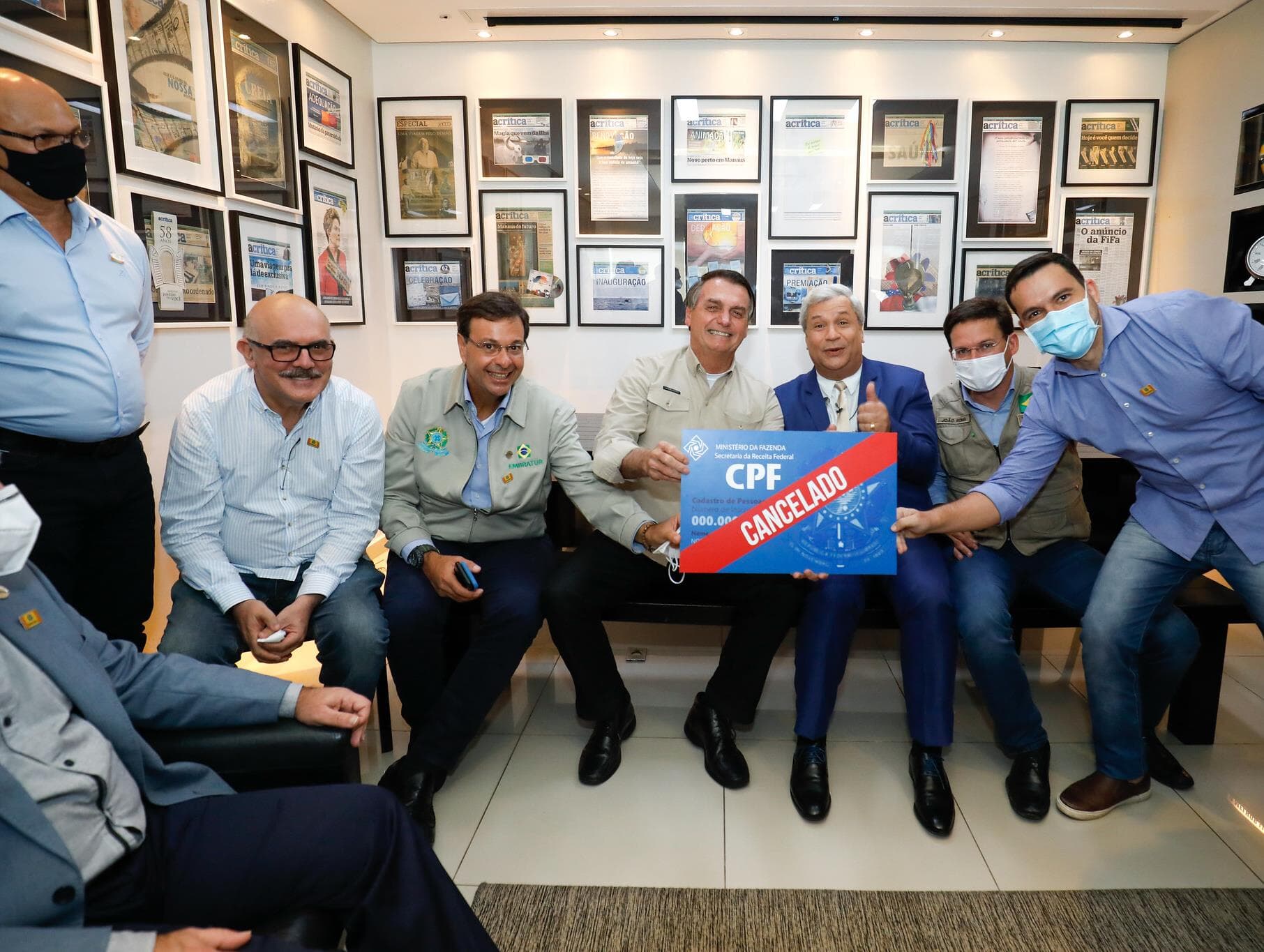 Bolsonaro ignora mortes por covid e posa para foto com placa "CPF cancelado"