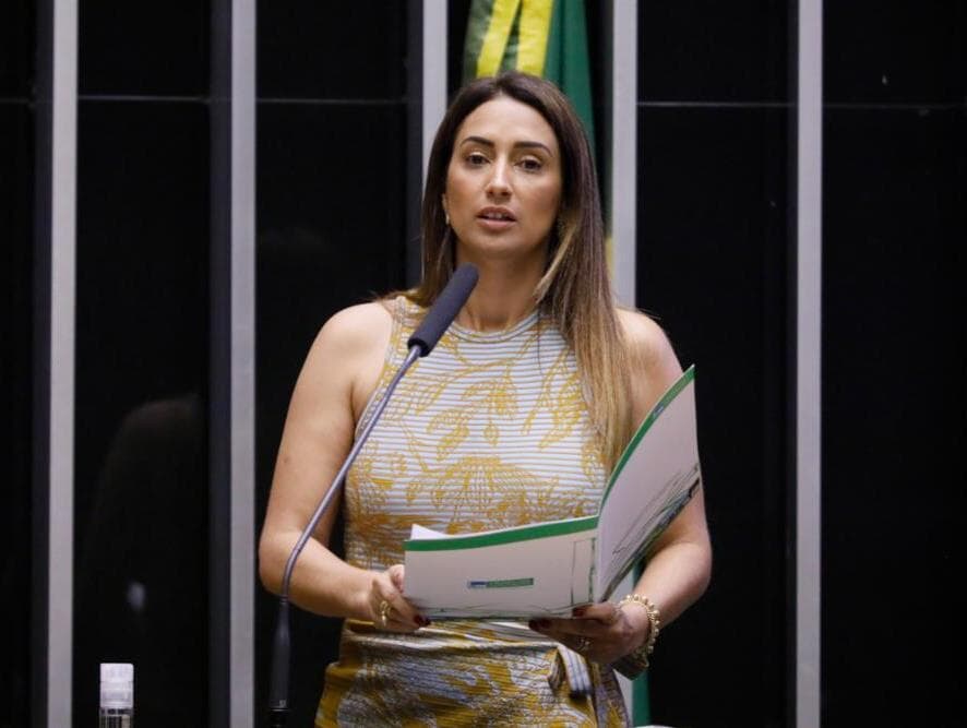 Bolsonaro prestigia Lira e Centrão ao entregar ministério a Flávia Arruda