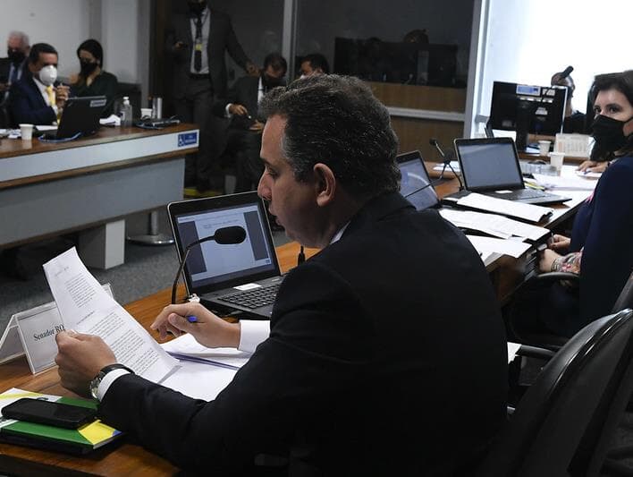 Presidente do Senado tranca redes sociais; equipe suspeita de ataque