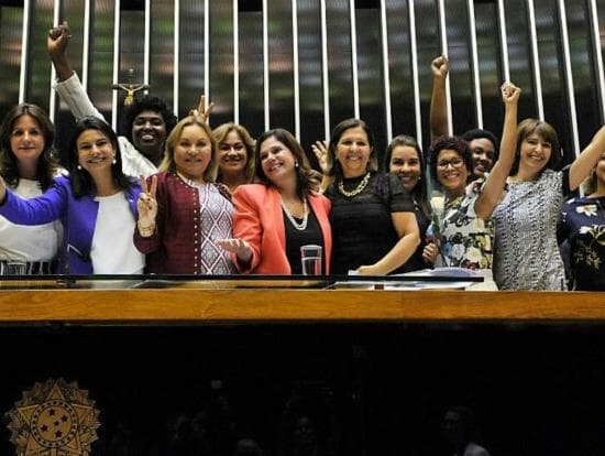 Mesmo em minoria, deputadas produzem e aprovam mais projetos do que homens