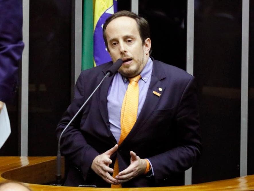 Sem previsão para a rede pública, deputado do Novo defende vacina paga