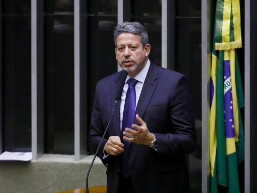 Arthur Lira sobe o tom, critica Maia e defende apoio de Bolsonaro