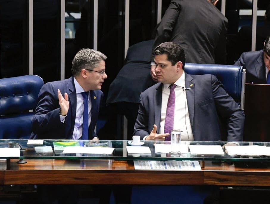 Senador vê golpe e cinismo no STF com reeleição de Maia e Davi Alcolumbre