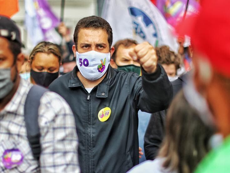 Após resultado positivo para covid-19, Boulos é chamado de genocida nas redes