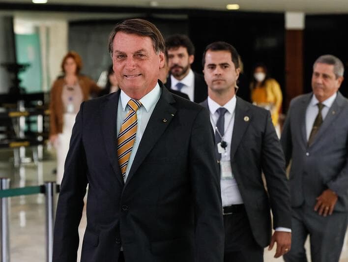 Após ameaça de sanções de Biden, Bolsonaro diz que Brasil tem que ter pólvora