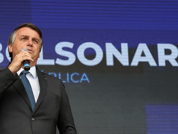 "Tem que deixar de ser um país de maricas", diz Bolsonaro sobre covid-19