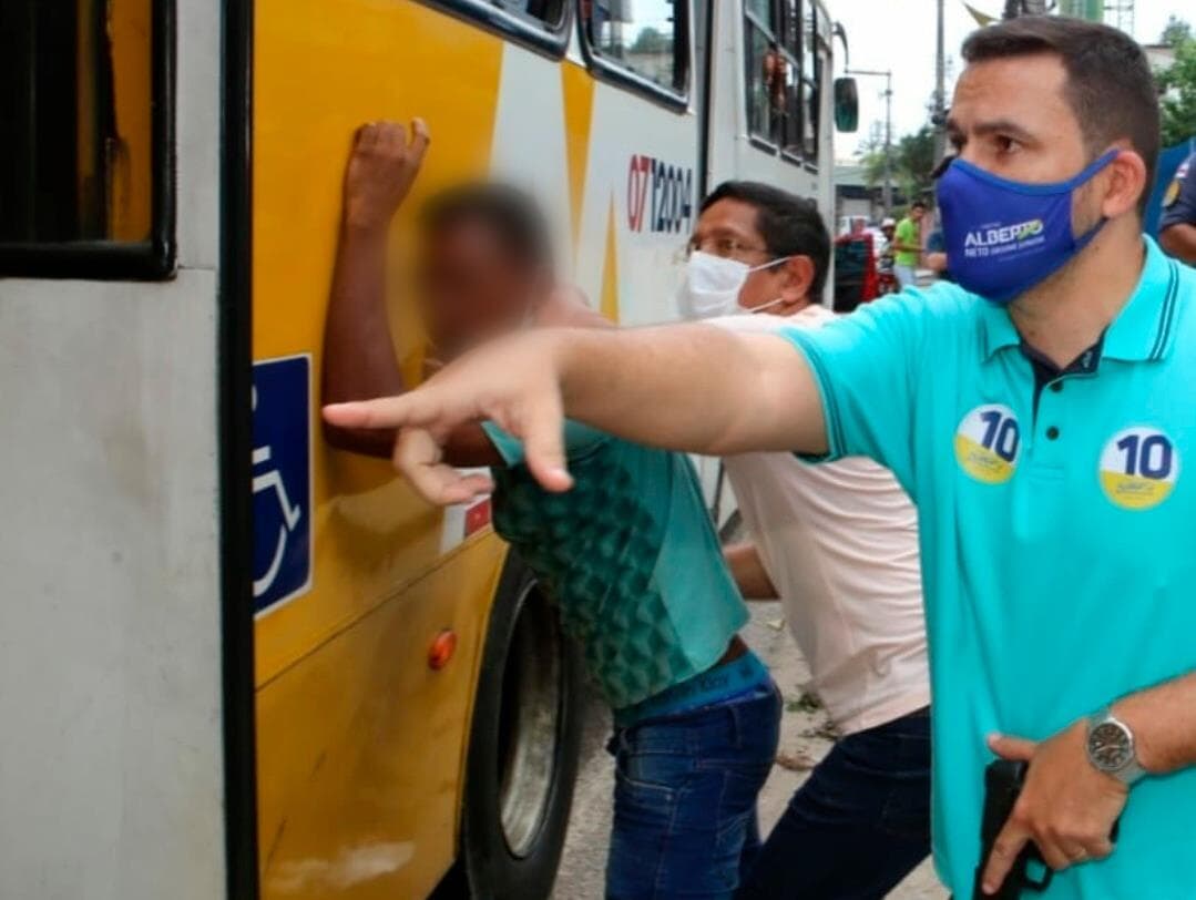 Em ato de campanha, deputado saca arma e reage a tentativa de assalto