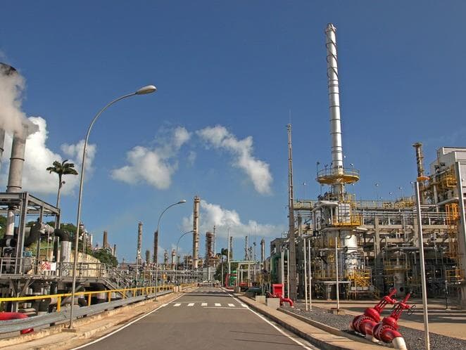 Fux suspende julgamento de ação do Senado sobre venda de refinarias da Petrobras