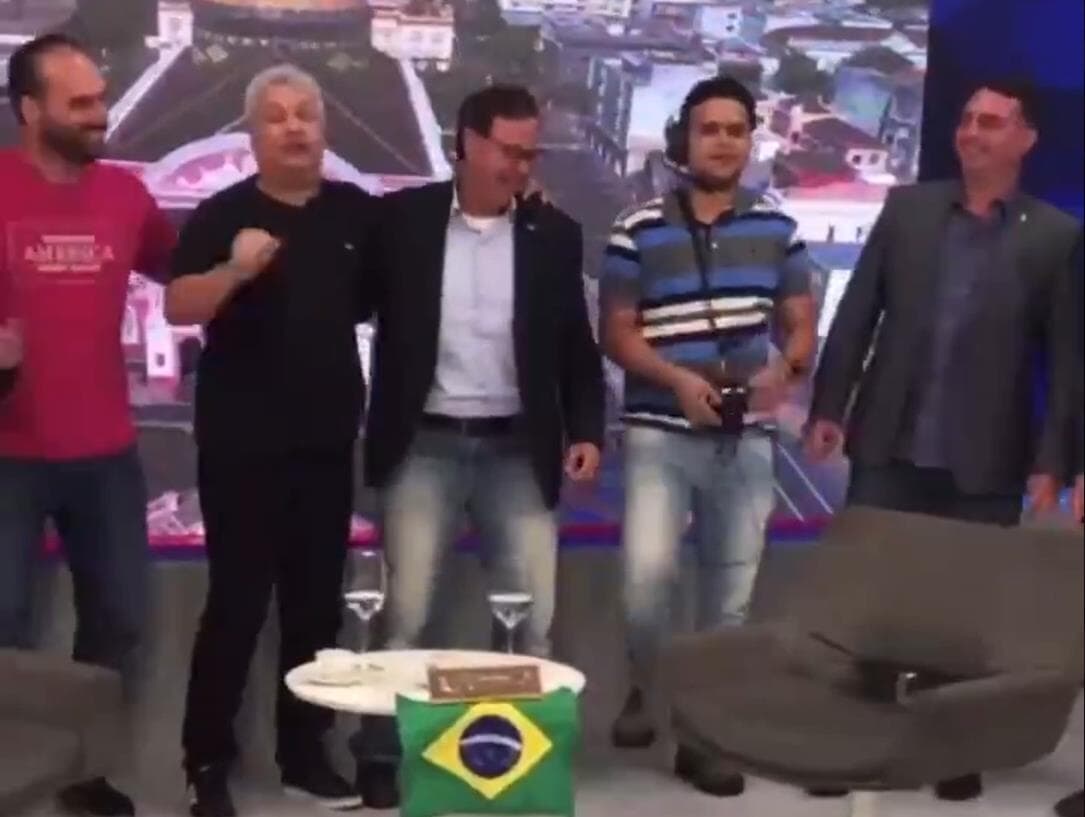 Flávio Bolsonaro falta a acareação no MPF e vai a TV dançar com Sikêra Jr. Veja o vídeo