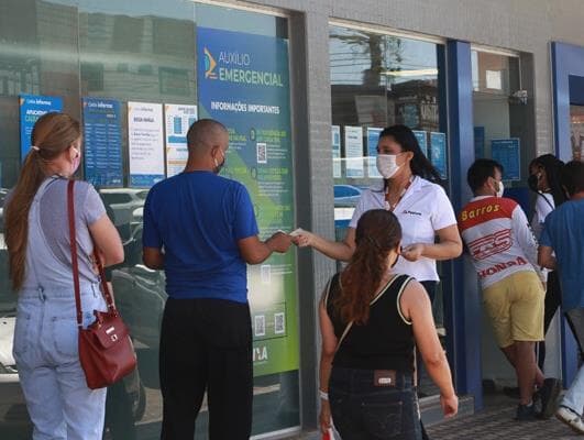 Novas parcelas do auxílio emergencial não vão chegar a todos, aponta Fenae