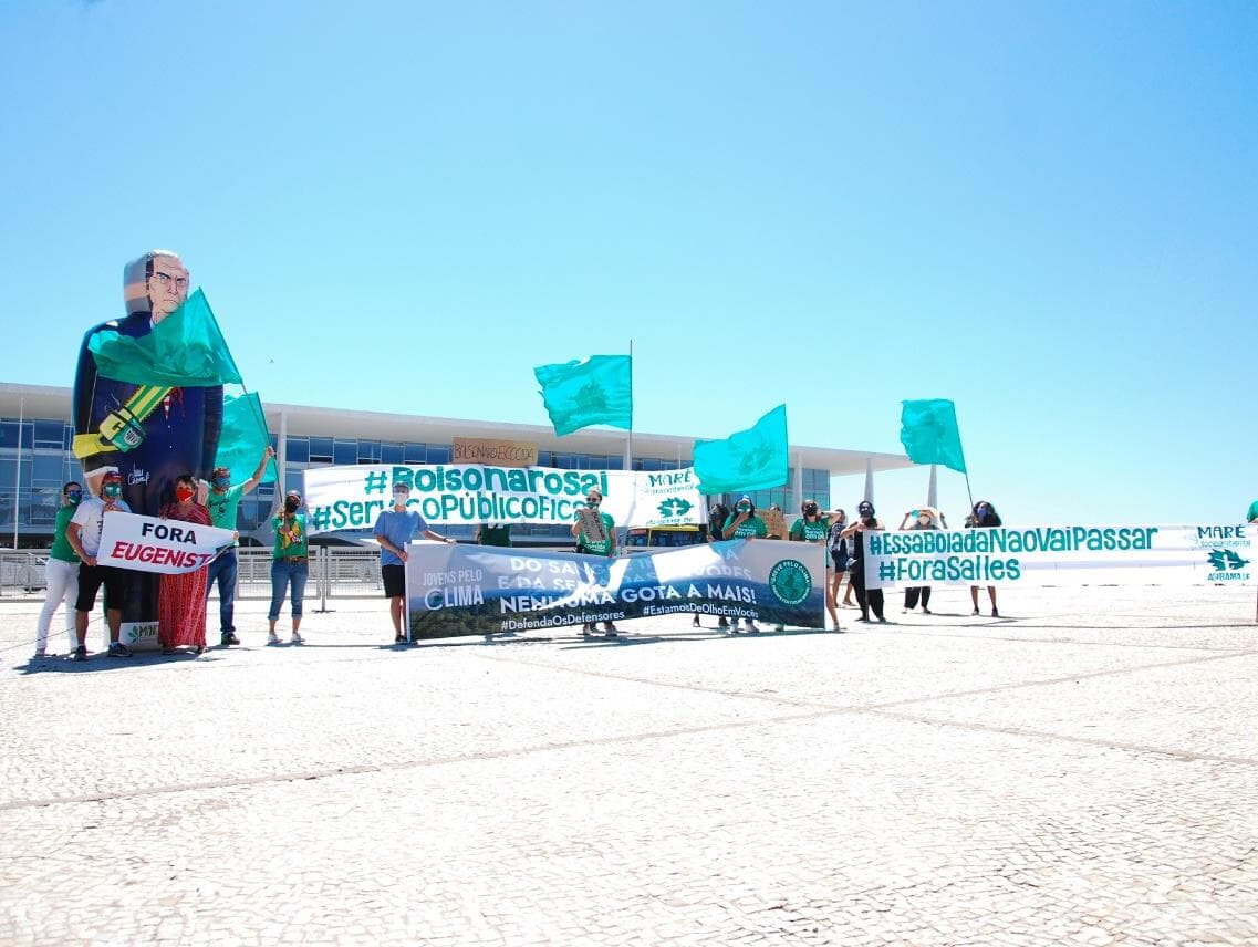 Servidores do meio ambiente protestam contra Salles e Bolsonaro em Brasília