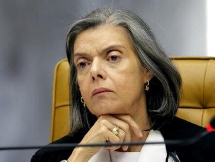 Cármem Lúcia manda Justiça entregar cópia de dossiê para ministros do STF