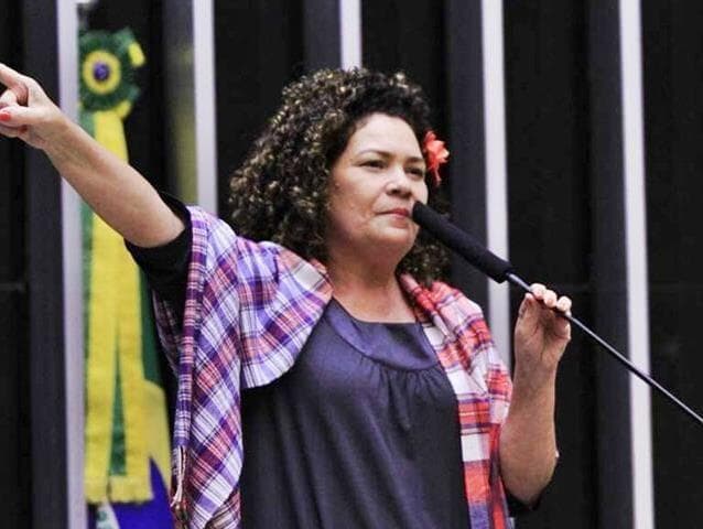 PCdoB pede que Sara Winter volte à prisão