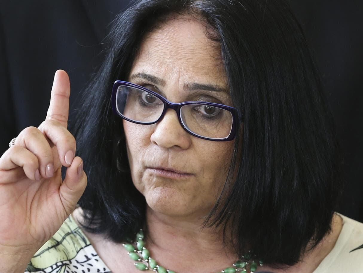 Carmen Lúcia encaminha notícia-crime contra Damares à PGR