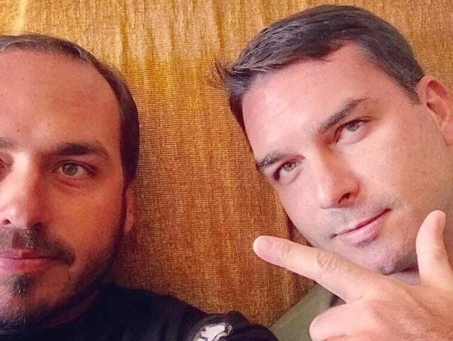 Flávio e Carlos Bolsonaro pagaram R$ 31 mil em espécie a corretora, diz Folha