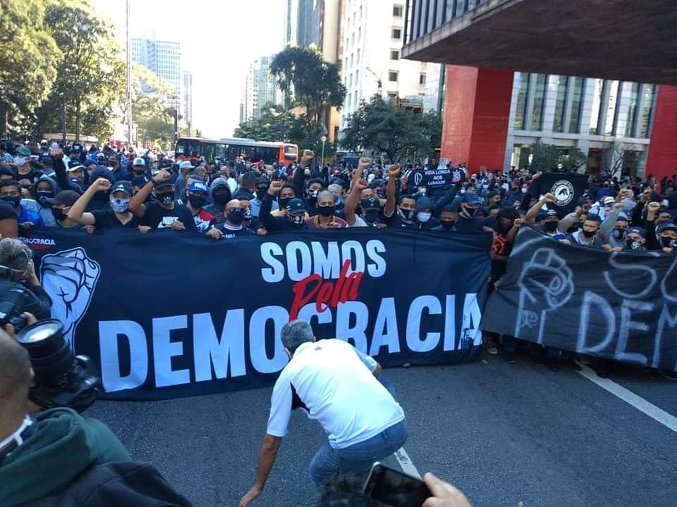 PMs e manifestantes pró-democracia entram em confronto em São Paulo