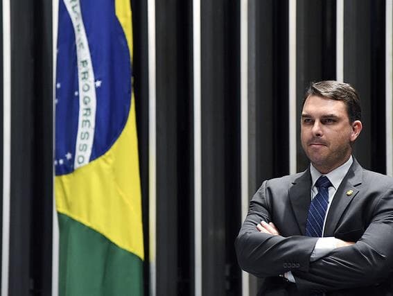 Em resposta a acusações, Flávio Bolsonaro diz que suplente tem ambição política