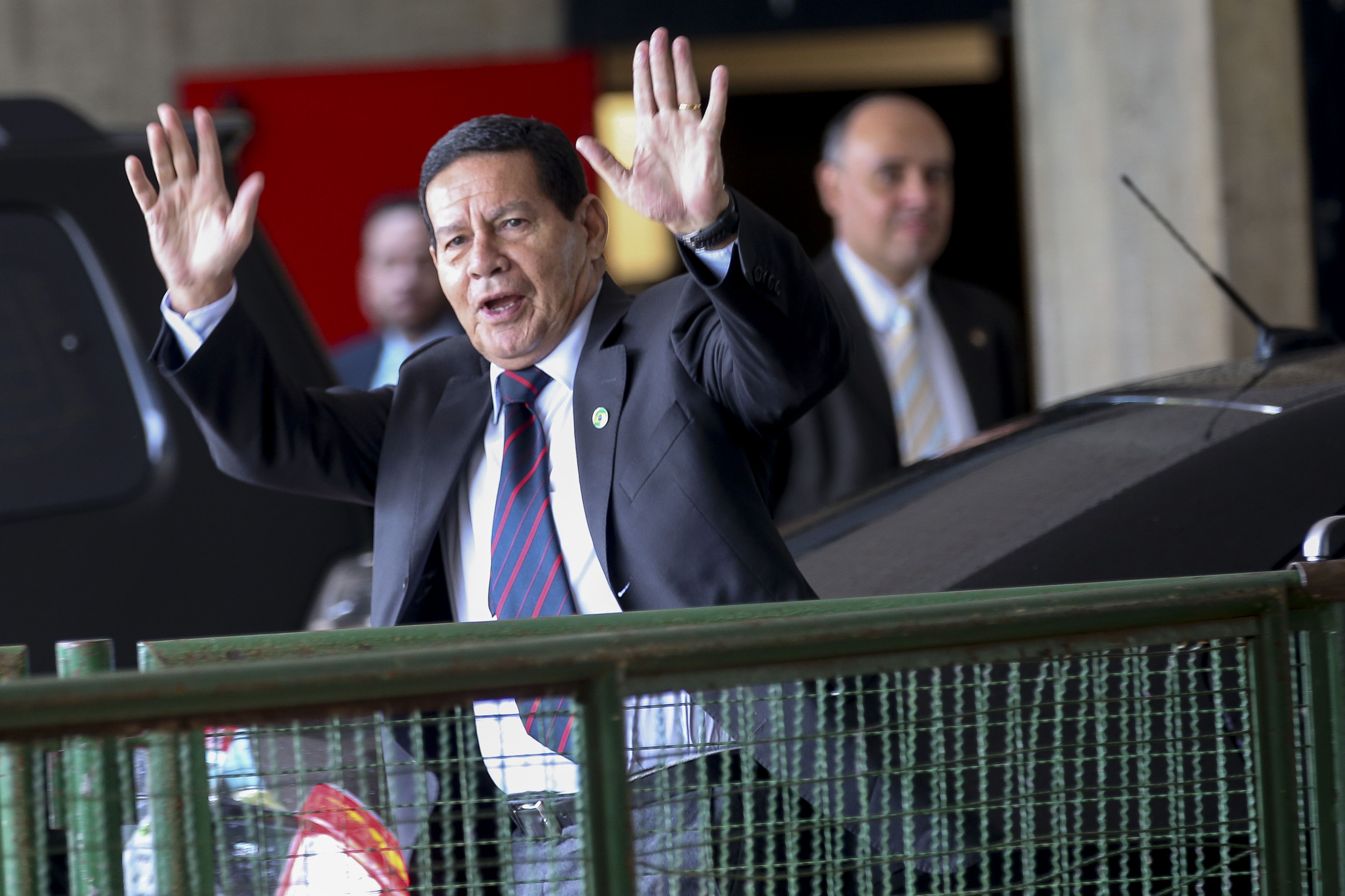 Mourão testa negativo para covid-19, mas aguarda contraprova