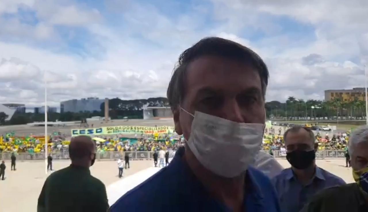 Bolsonaro junta ministros em ato pró-governo, na 63ª violação a isolamento