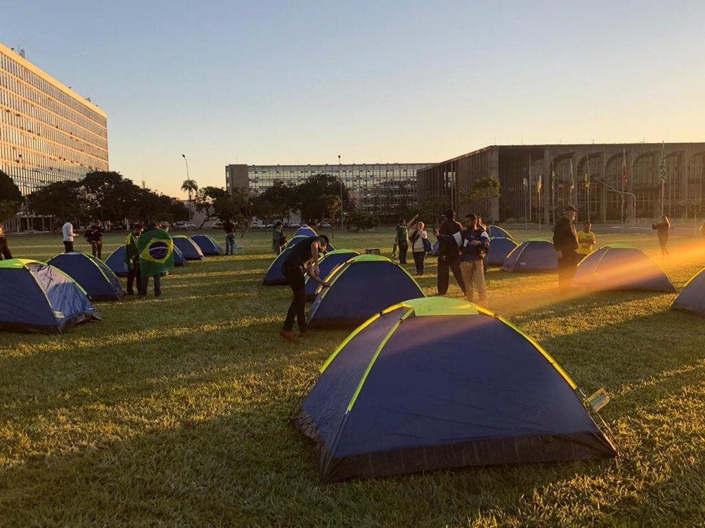 Com apoio de deputados, bolsonaristas montam acampamento com estratégia paramilitar