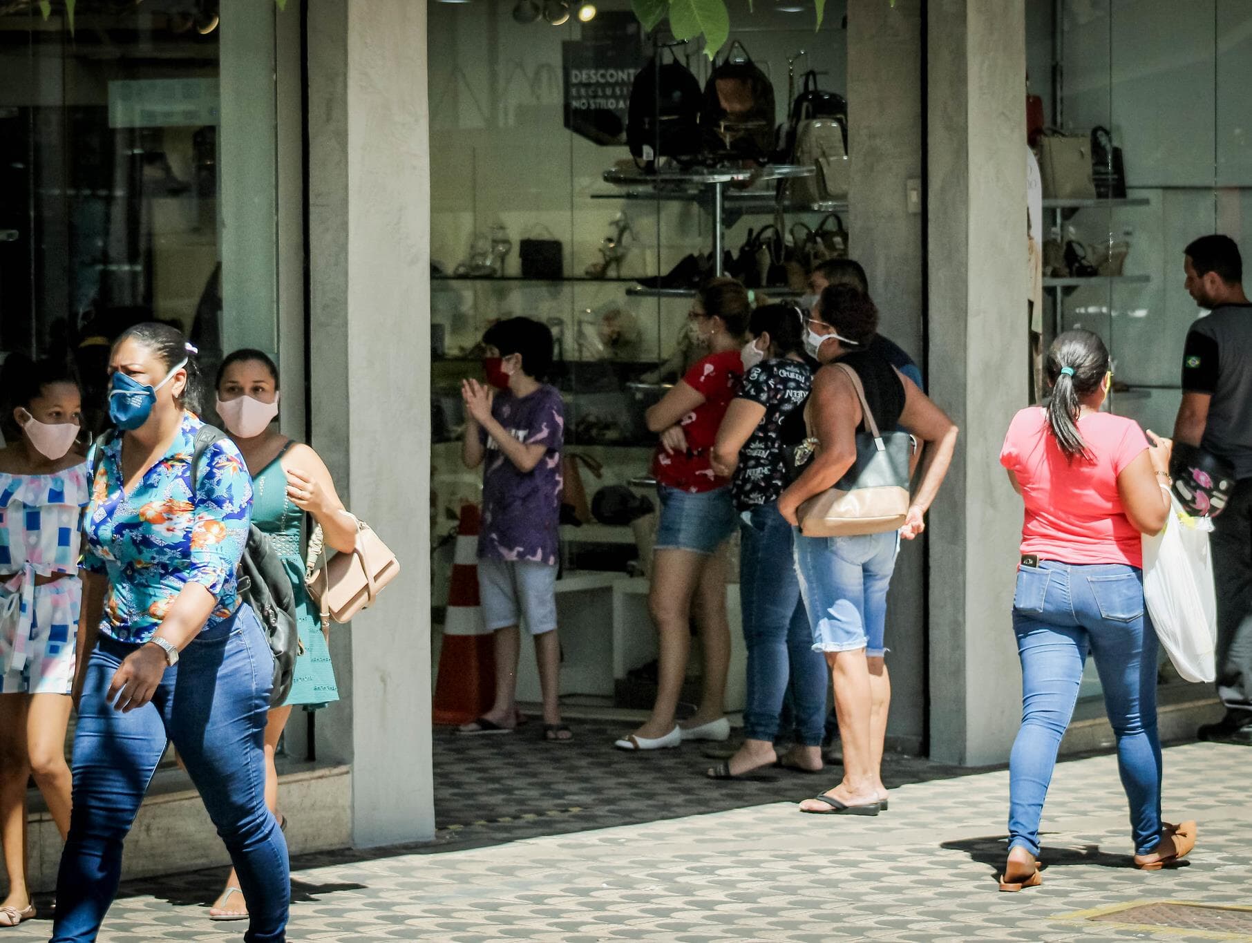 Infecção por covid-19 cresce em cidades que abriram o comércio; veja os dados