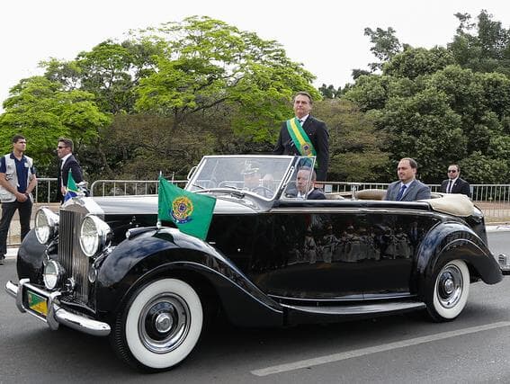 Carlos Bolsonaro lidera domingo de ataques a Rodrigo Maia nas redes