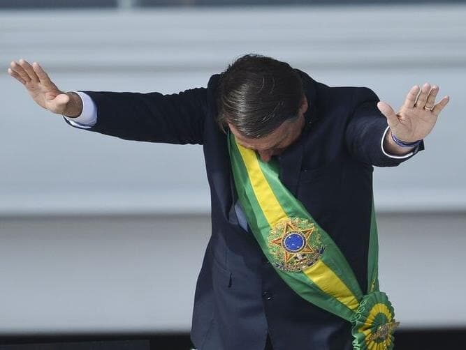 Bolsonaro vai à padaria e ouve protestos: "Assassino"; veja o vídeo