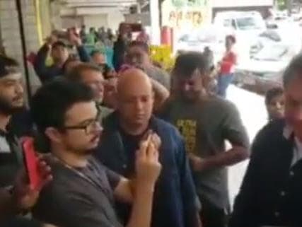 Suspeito de infecção, Bolsonaro se mistura de novo com cidadãos. Veja vídeo que ele acaba de postar