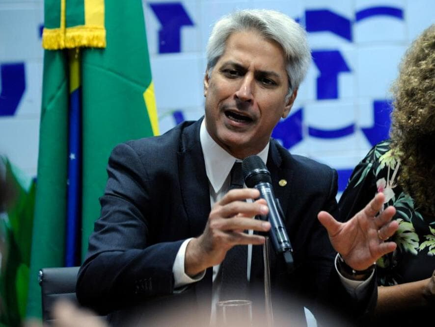 Congresso está atento pra Bolsonaro não decretar estado de sítio, diz Molon