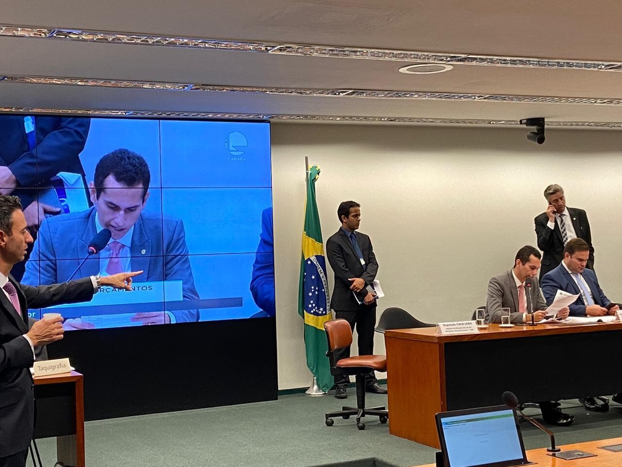 Comissão aprova e projetos que dão R$15 bi ao Congresso vão ao plenário