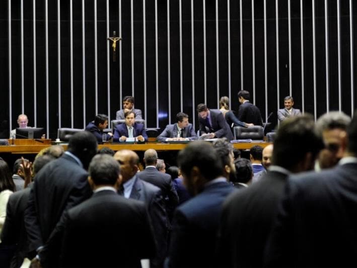 Possível derrota do governo faz Congresso suspender análise de vetos