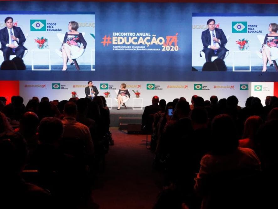 Weintraub ironiza possibilidade de coronavírus em evento de educação com Maia